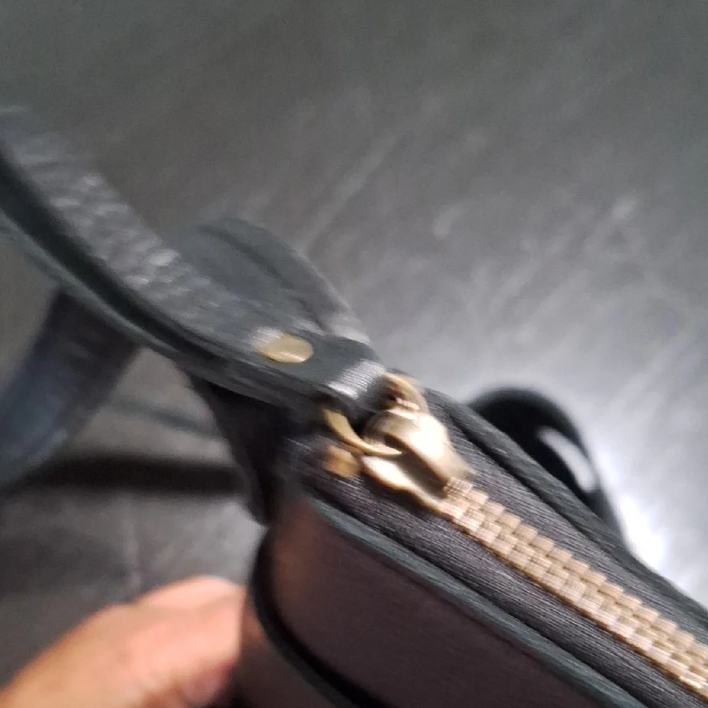 Elegant Black Leather Crossbody Bag - Picture 3 of 4